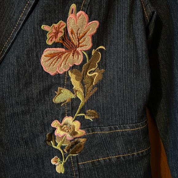 Jean Floral Embroidered Blazer - Picture 2 of 7